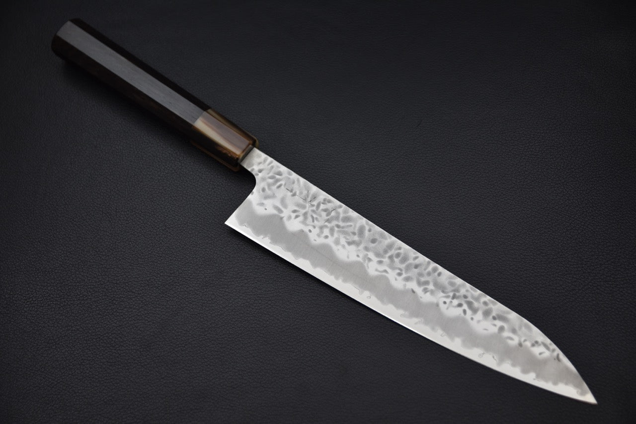 Couteau japonais Hitohira Futana Gyuto 210mm vue entière sur fond noir