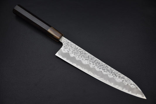 Couteau japonais Hitohira Futana Gyuto 210mm vue entière sur fond noir