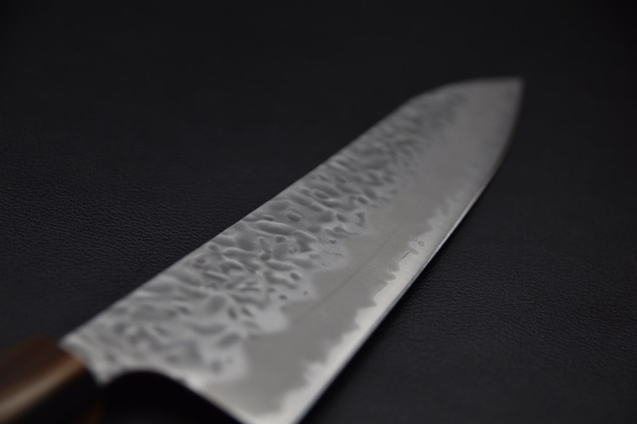 Gros plan sur la lame martelée Migaki Tsuchime en acier Shirogami #1