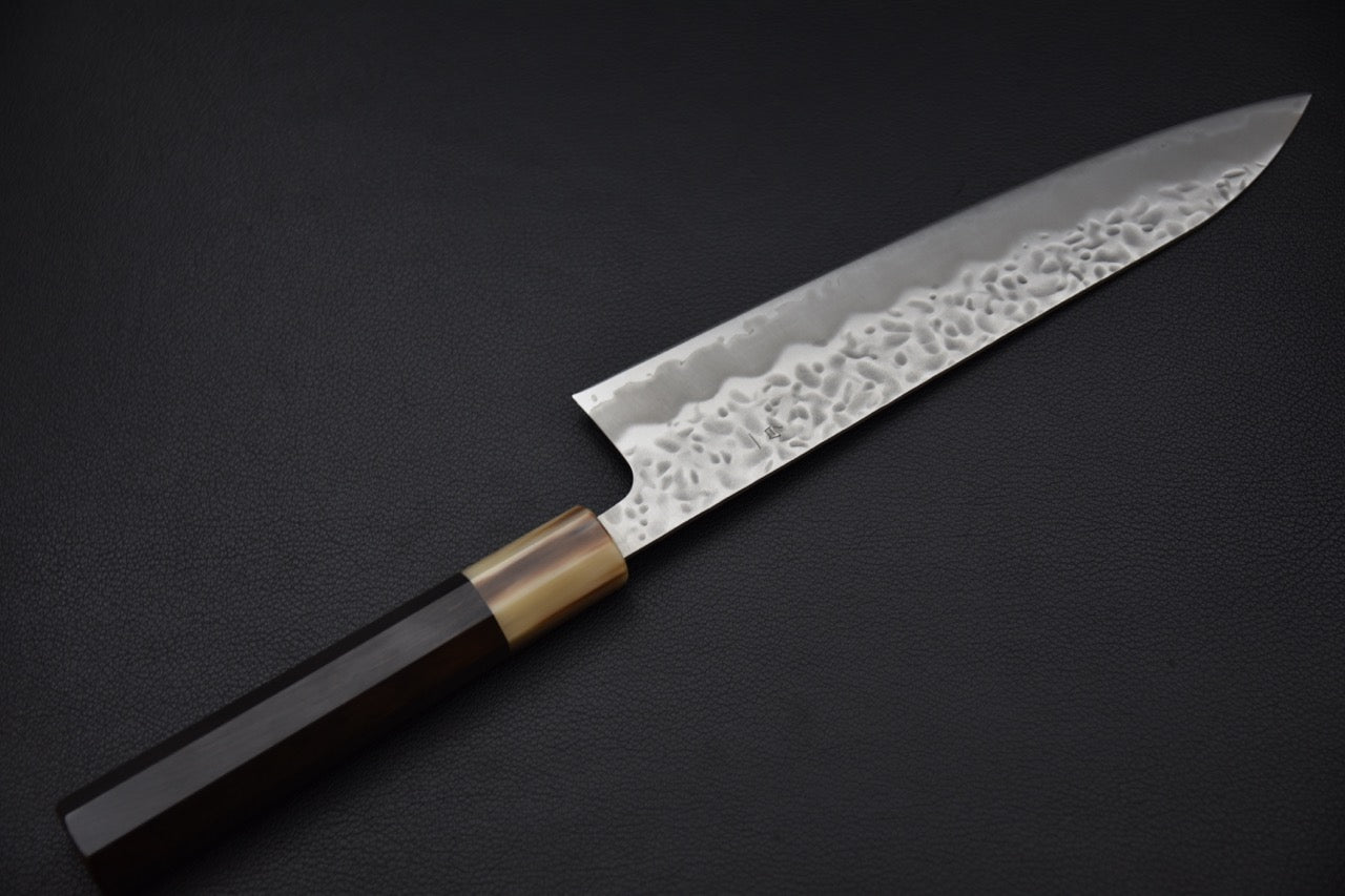 Couteau Gyuto vu de l'autre côté, montrant la finition polie et le martelage