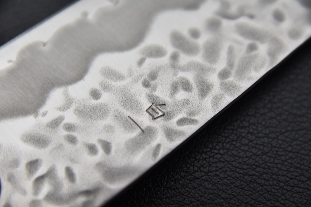 Gravure discrète sur la lame du Gyuto Hitohira Futana