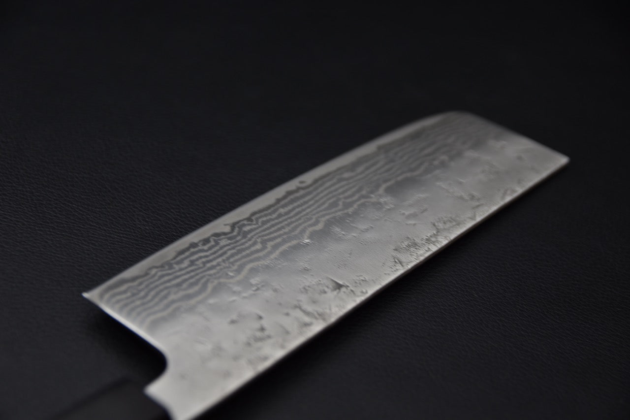 Hitohira Futana Nashiji Damascus Nakiri forgé main 165mm, acier inox suédois, manche noyer