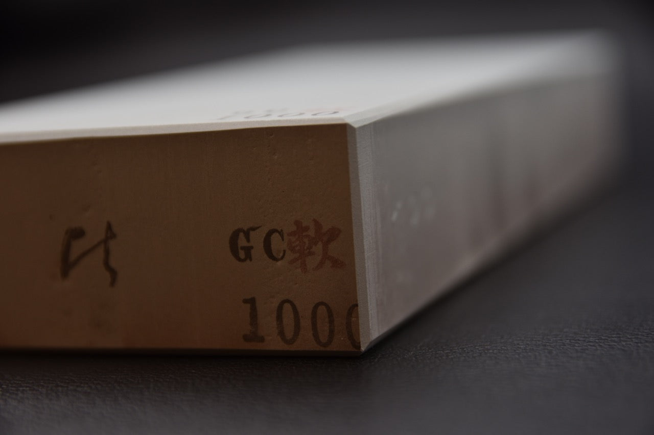 Vue en angle de la pierre Hitohira GC 1000 montrant la base et l’étiquette latérale