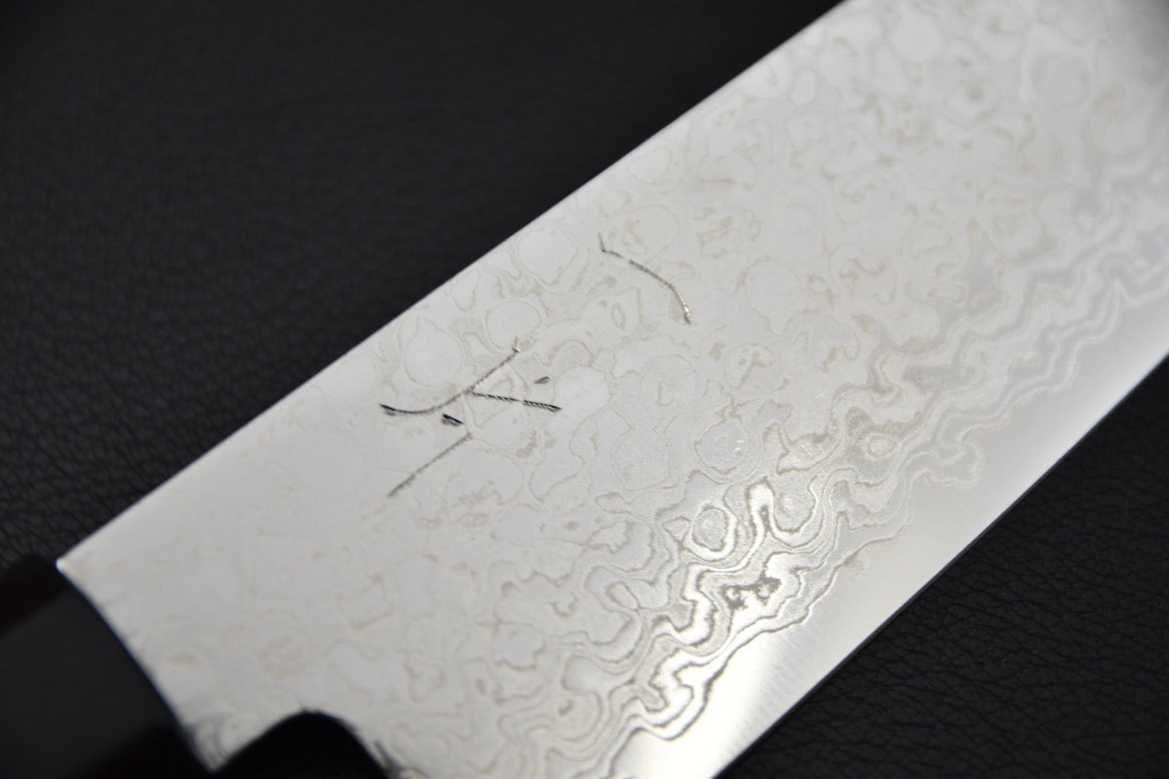 Vue rapprochée du manche en noyer octogonal du Hitohira HG Gyuto.