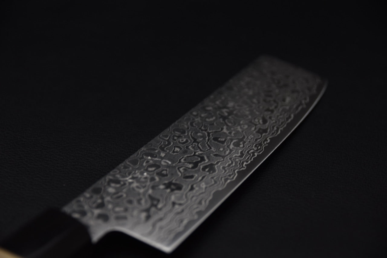 Couteau japonais Nakiri Hitohira HG Damascus, détail du motif damassé sur la lame brillante.