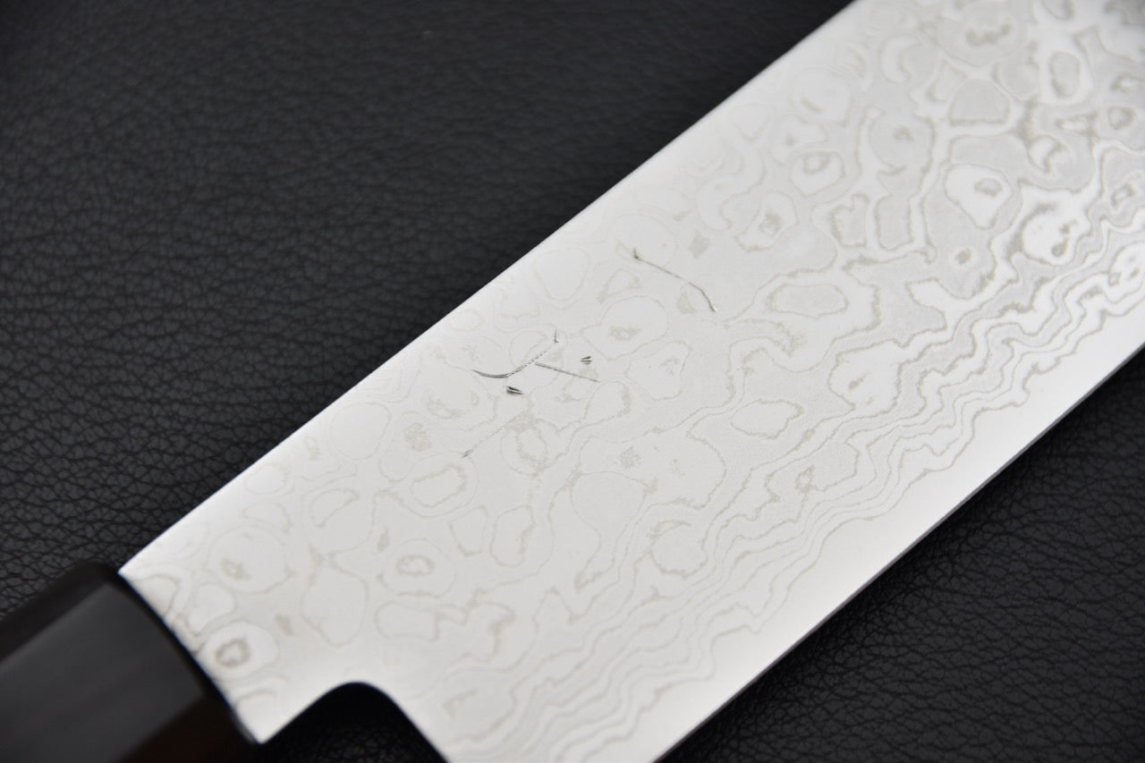 Couteau japonais Nakiri Hitohira HG Damascus, gros plan sur la texture du damas poli.