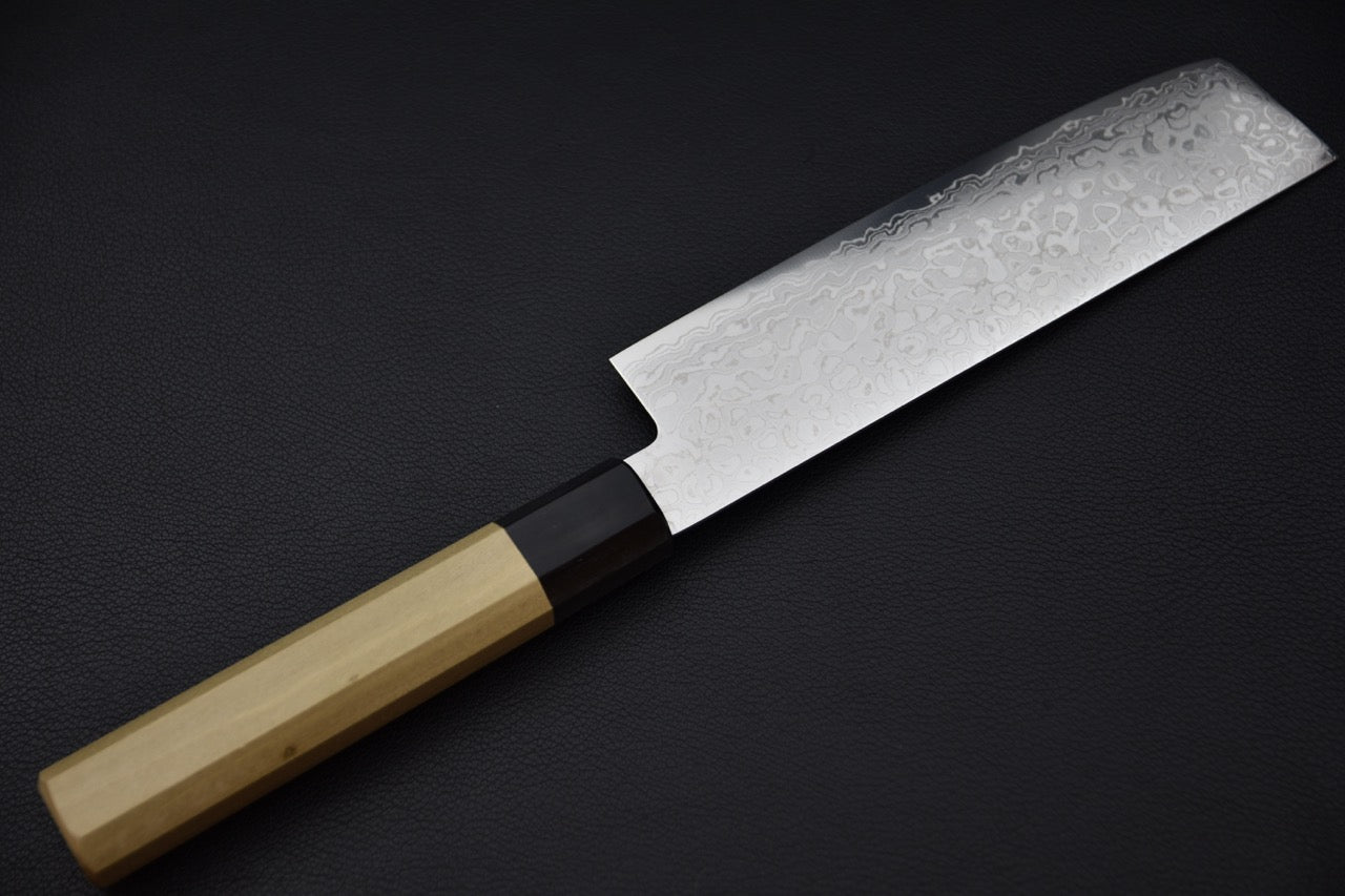 Couteau japonais Nakiri Hitohira HG Damascus, vue d’ensemble sur fond noir.