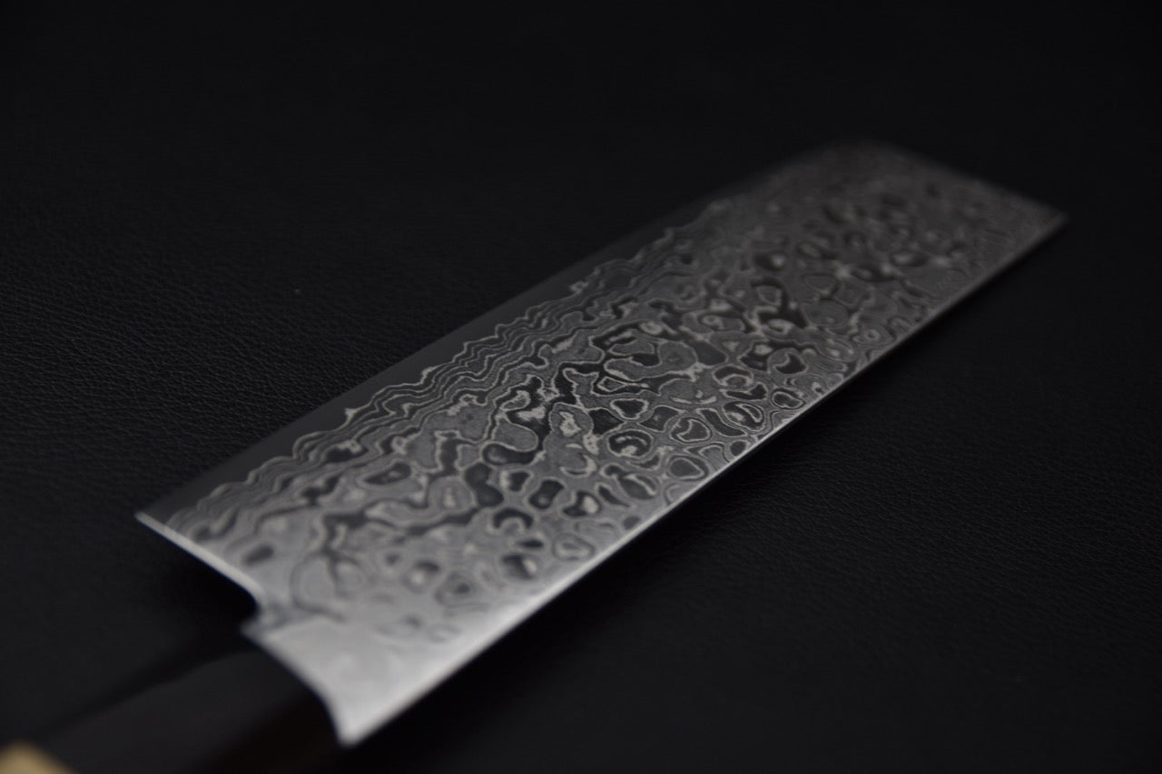 Couteau japonais Nakiri Hitohira HG Damascus, lame en acier damassé vue de côté.
