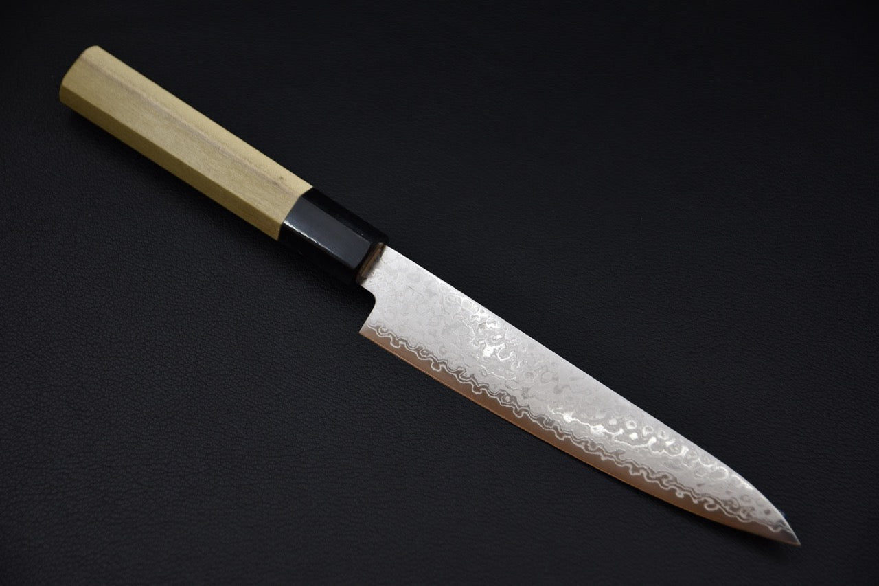 Couteau japonais petty 150 mm Hitohira HG Damascus avec manche en bois de magnolia, vue complète sur fond noir.