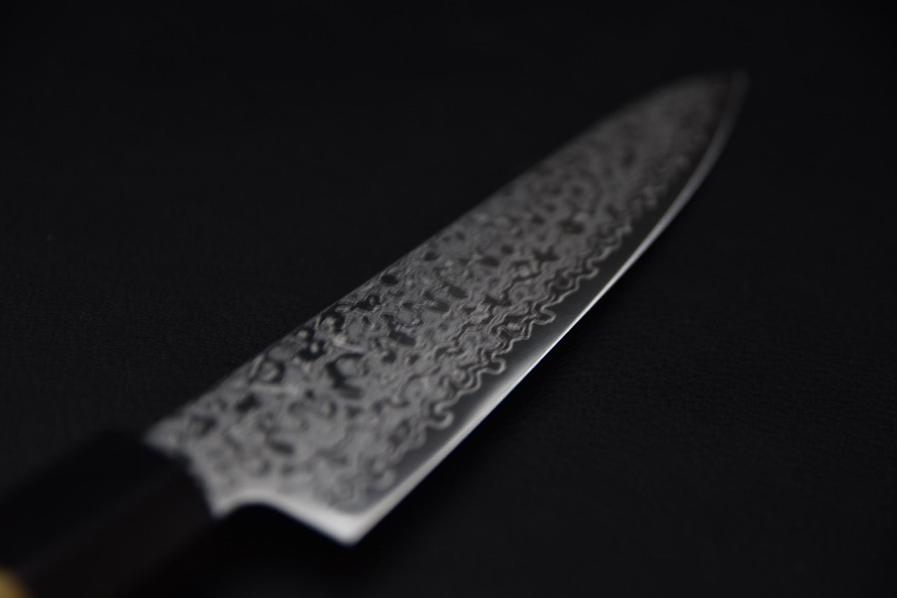 Lame damassée du couteau japonais Hitohira HG Damascus petty 150 mm, motif ondulé visible en gros plan.