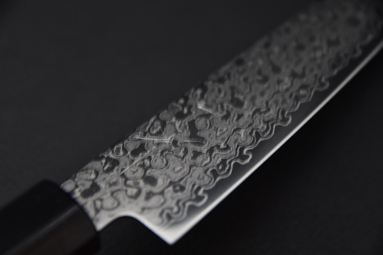 Détail de la texture damassée du couteau japonais Hitohira petty 150 mm.