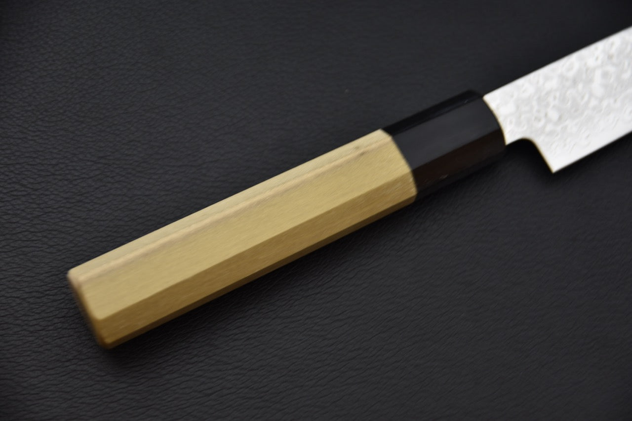 Manche en bois de magnolia et ferrule noire du couteau japonais Hitohira HG Damascus petty.