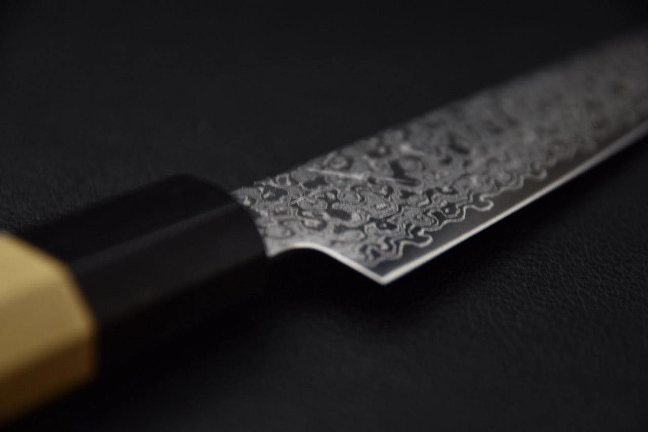 Détail du ricasso et motif damas près du manche du couteau japonais Hitohira HG Damascus petty.
