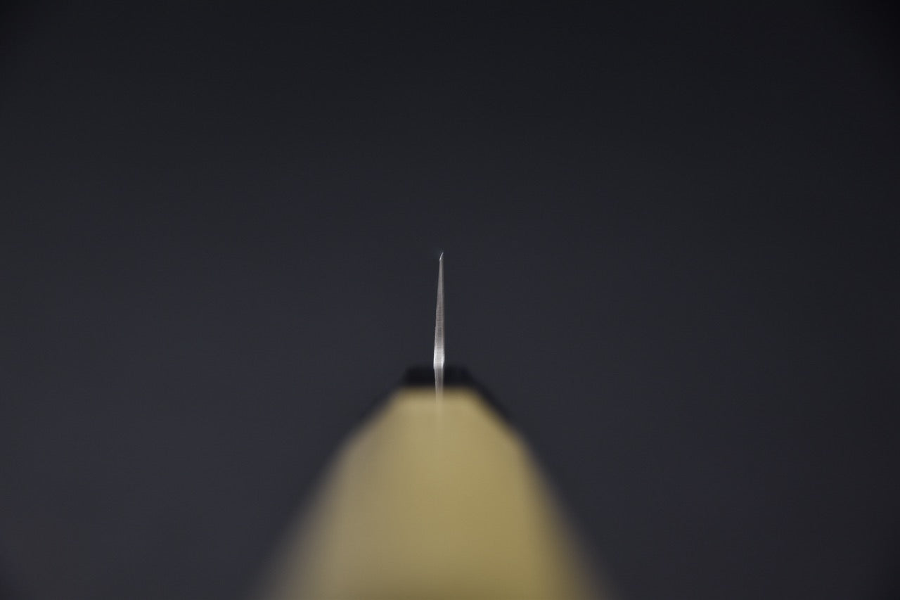 Vue du dos de la lame du couteau japonais Hitohira HG Damascus petty 150 mm montrant sa finesse extrême.