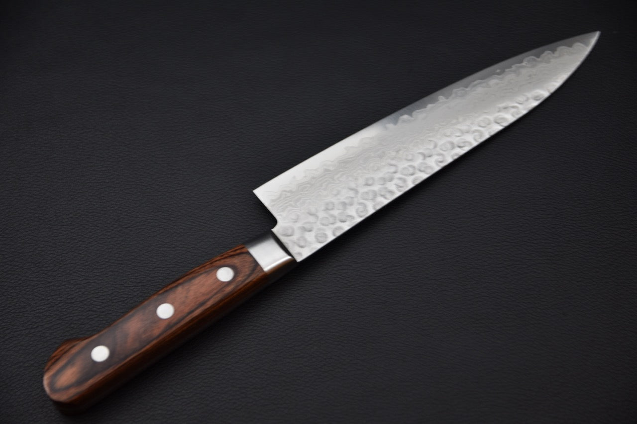 Détail de la finition martelée tsuchime sur la lame d’un gyuto japonais Hitohira