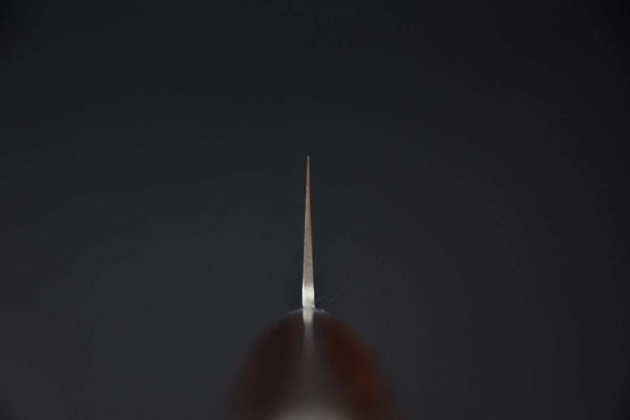 Vue sur l’épaisseur de la lame d’un couteau japonais gyuto Hitohira HG Tsuchime Damascus