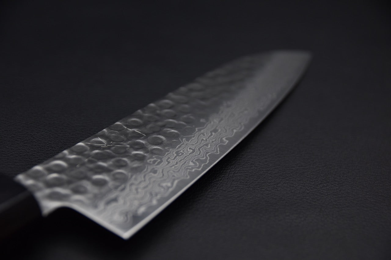 Hitohira HG Tsuchime Damascus Santoku Noyer