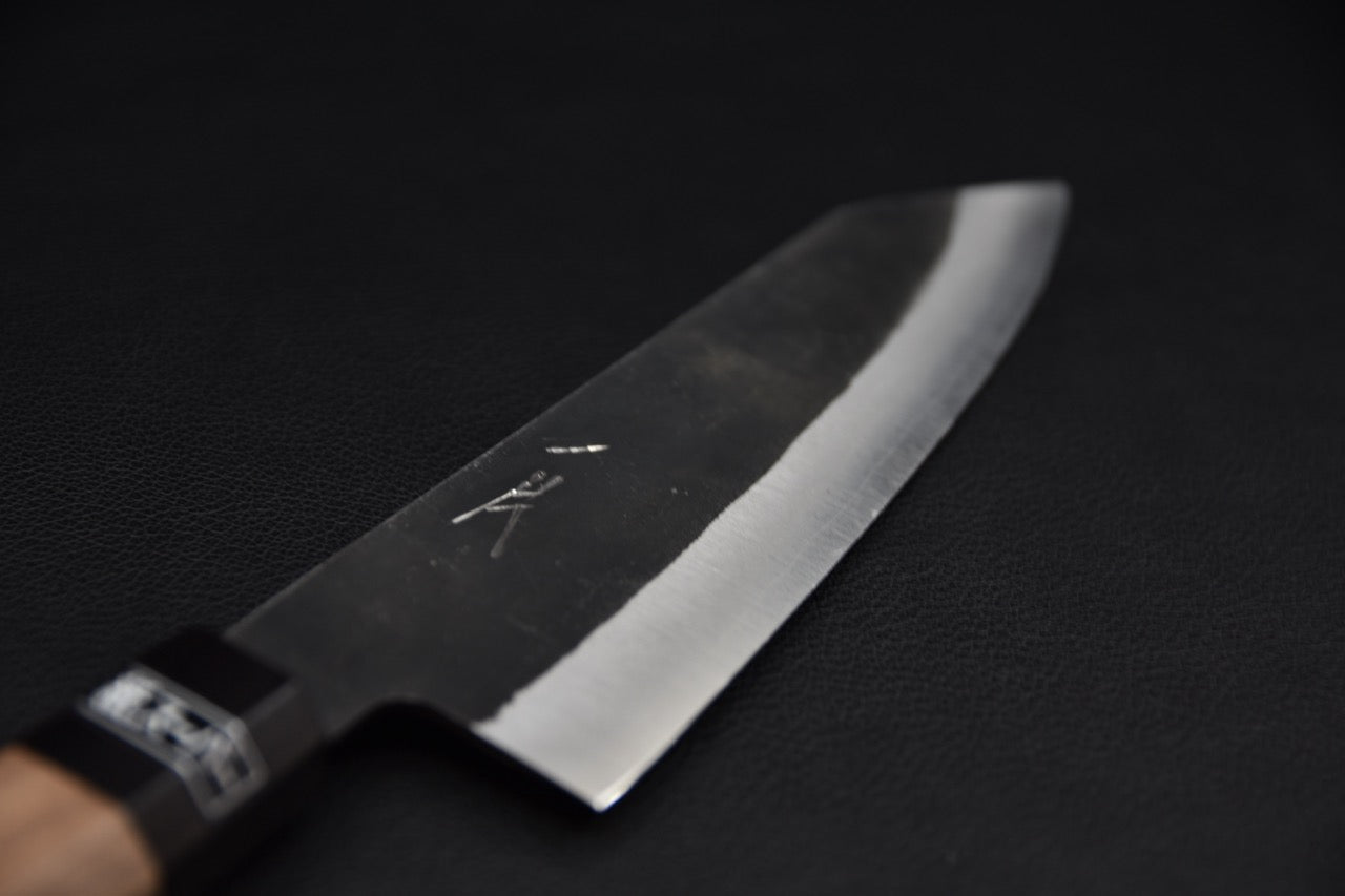 Couteau japonais Bunka 180mm, détail de la lame kurouchi et du tranchant poli