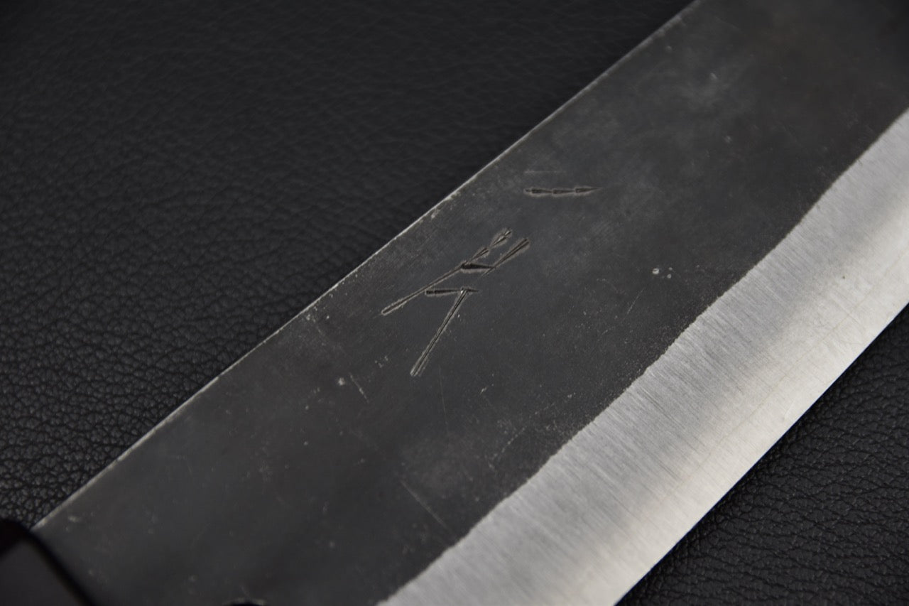 Couteau japonais Bunka Aogami Super, vue rapprochée de la signature gravée sur la lame.