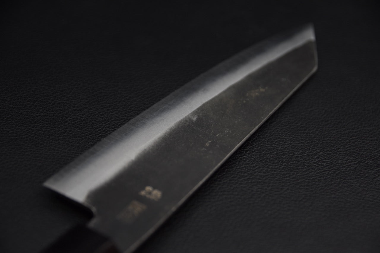 Couteau japonais Bunka Aogami Super, détail du biseau et de la finition kurouchi.