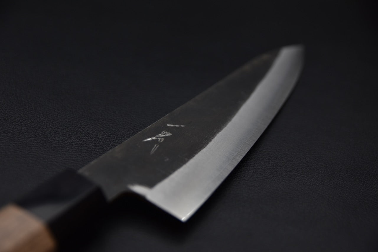 Lame d’un couteau japonais Gyuto en acier Blue Super, gravure artisanale.