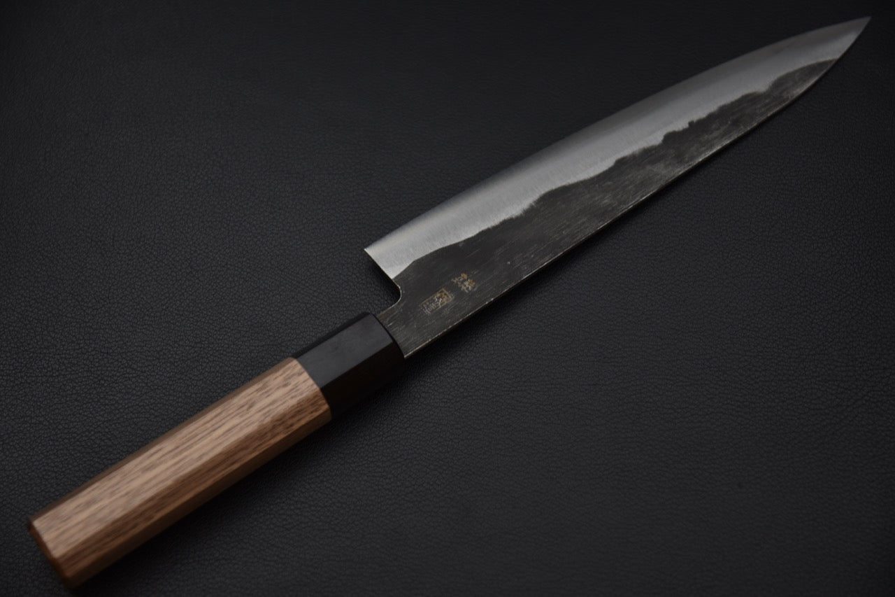 Profil de lame kurouchi d’un couteau japonais Gyuto, élégant et tranchant.