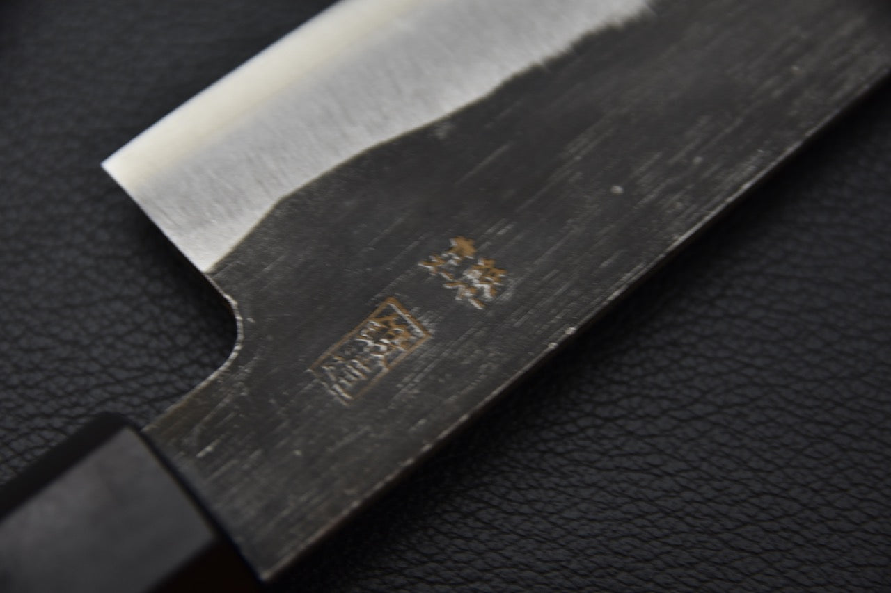 Vue de dos montrant la finesse du biseau d’un couteau japonais japonais en Aogami Super.