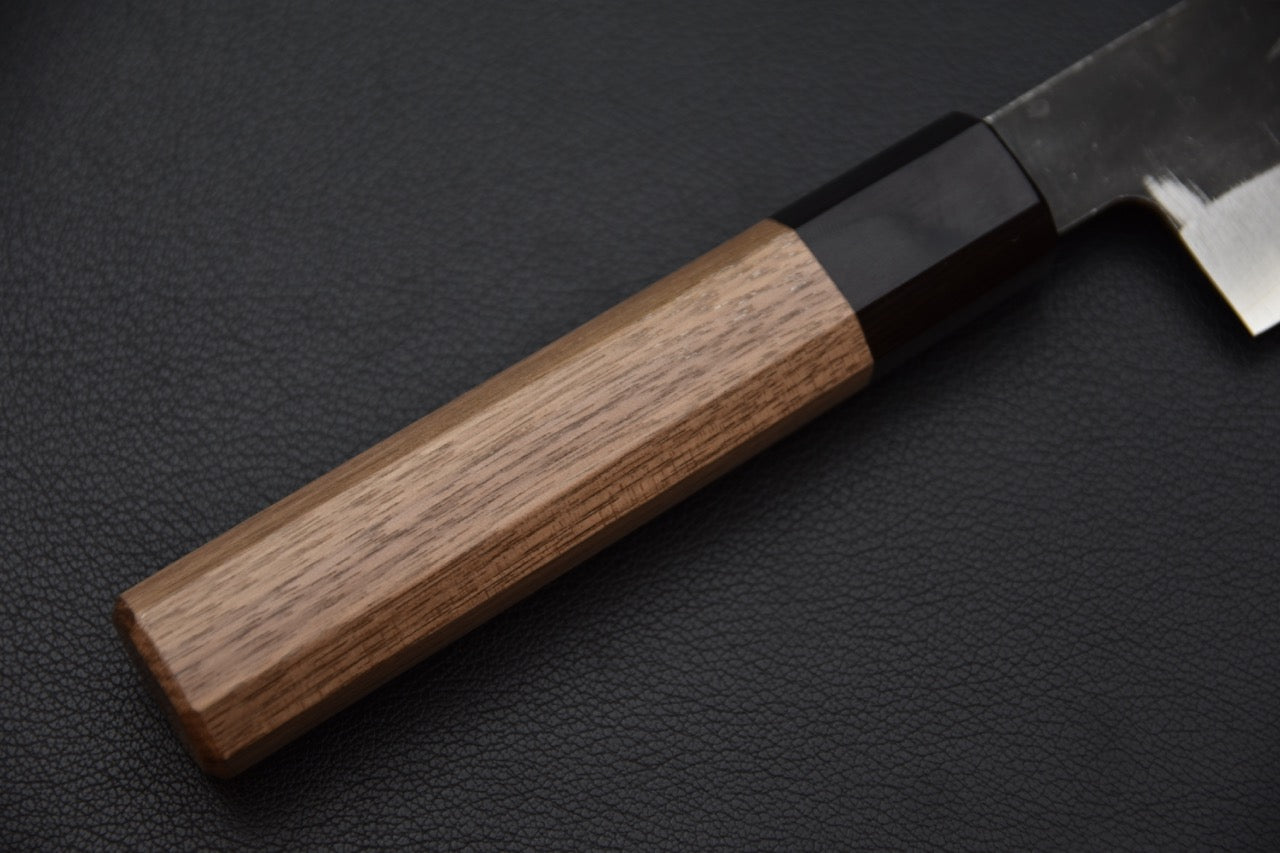 Couteau japonais Gyuto avec manche en bois de noyer octogonal et mitre noire.