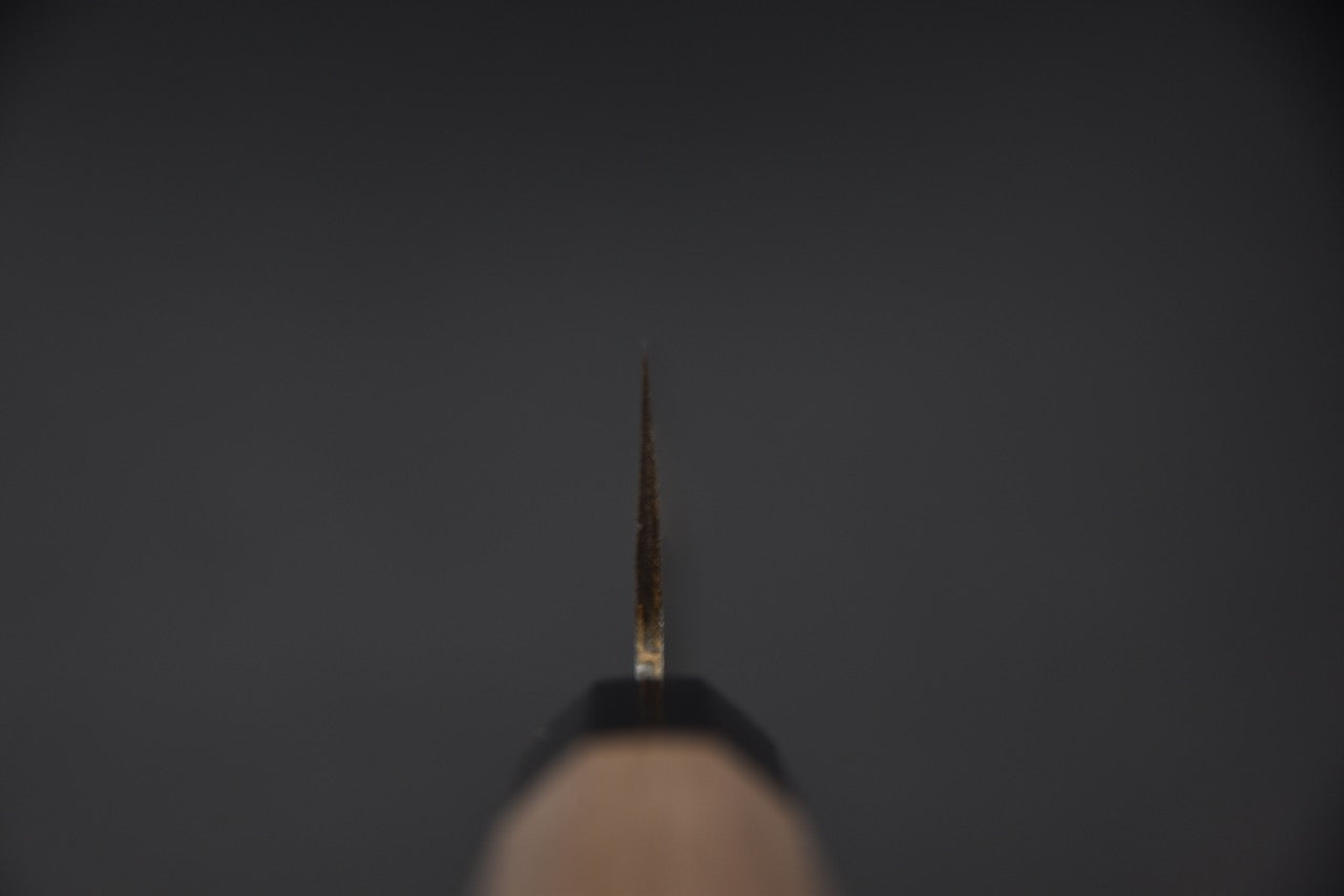 Vue du talon montrant la finesse du biseau d’un couteau japonais japonais en Aogami Super.