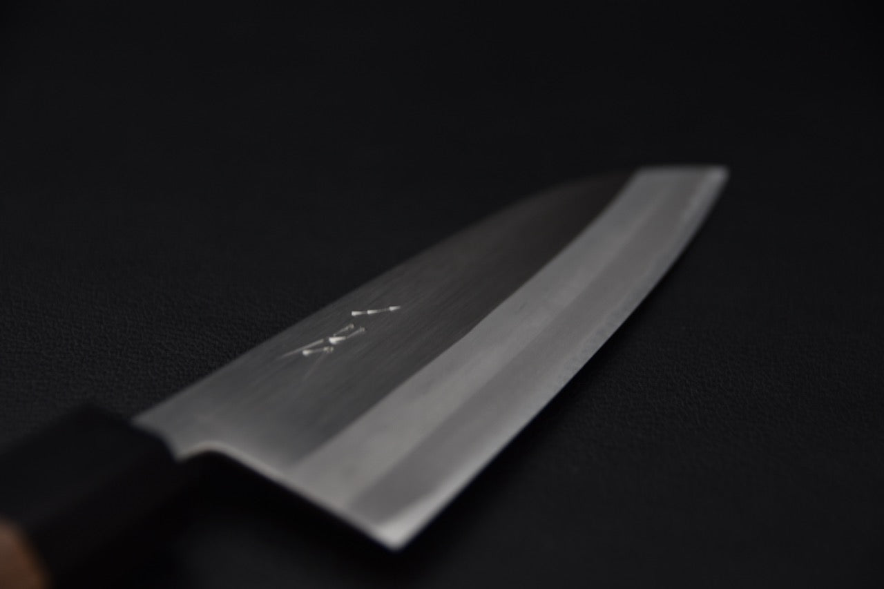 "Détail de la lame polie du couteau japonais Santoku Hitohira Harima, finition migaki."