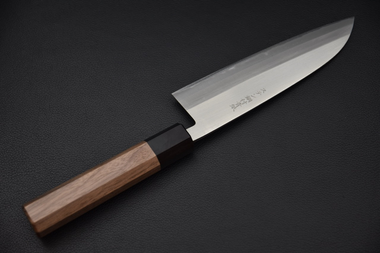 "Vue latérale du couteau japonais Hitohira Harima Santoku Aogami #2 avec manche en noyer."
