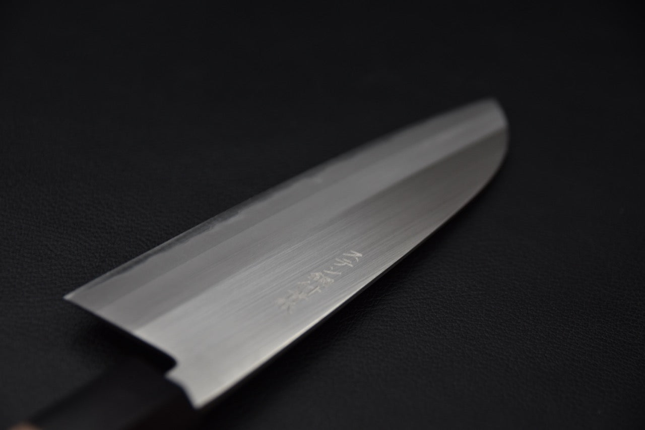 "Gravure japonaise sur la lame du couteau japonais Hitohira Harima Santoku."