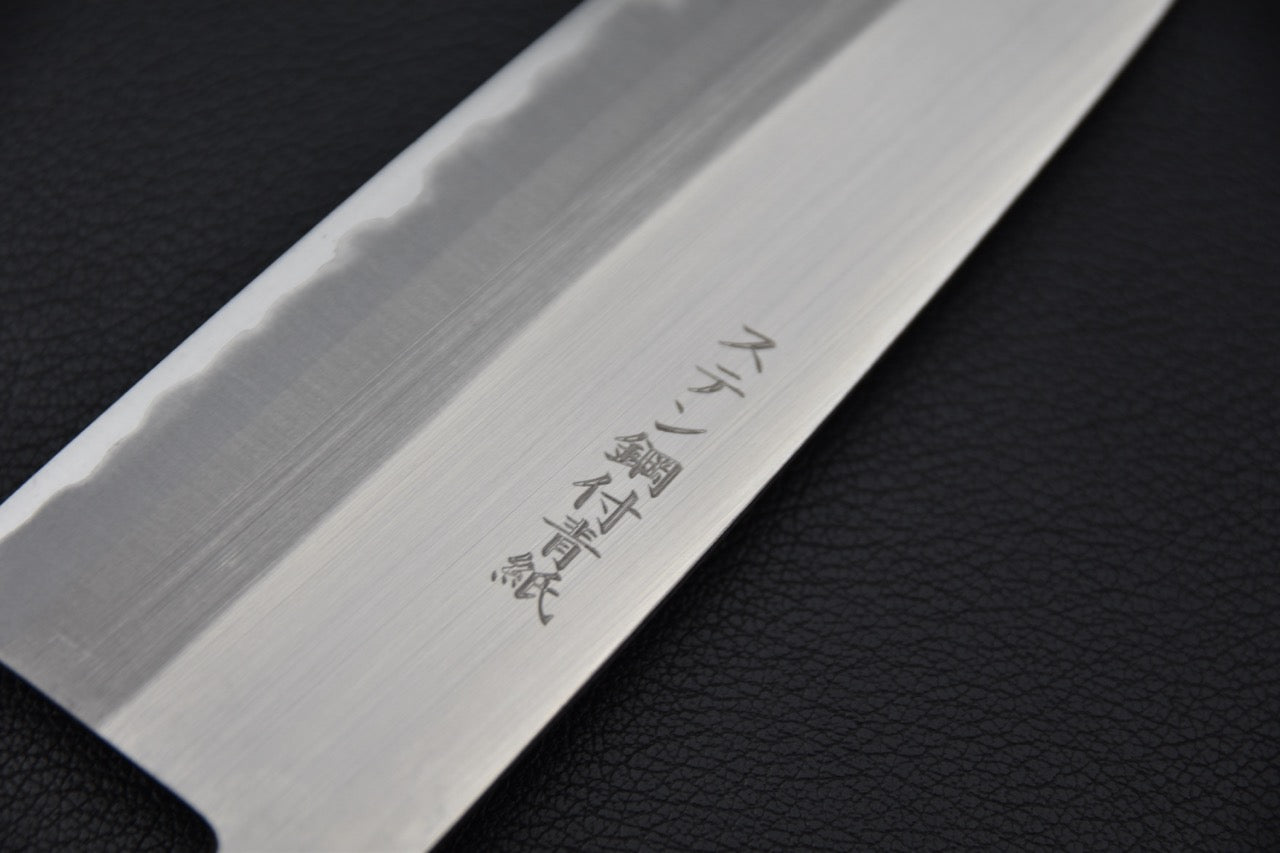 "Détail du kanji et de la ligne de trempe sur la lame Aogami #2 du couteau japonais."