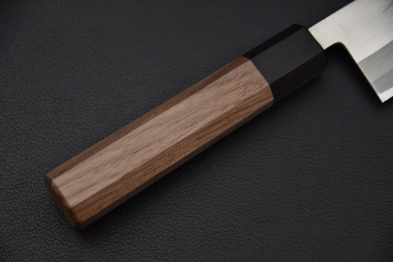 "Manche en noyer et corne noire du couteau japonais Santoku Hitohira Harima."