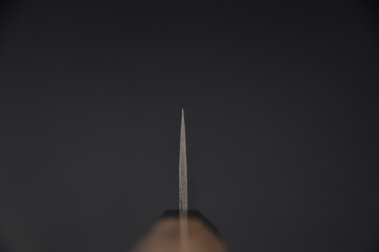 Profil fin et émoulage précis du couteau japonais Hitohhira Harima Santoku.