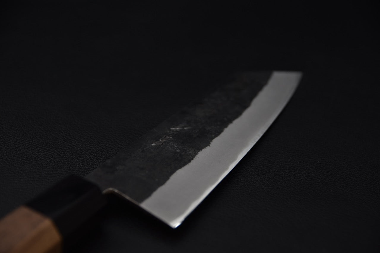 Lame du couteau japonais Bunka 165mm Hitohira Harima montrant la finition kurouchi et le fil poli.