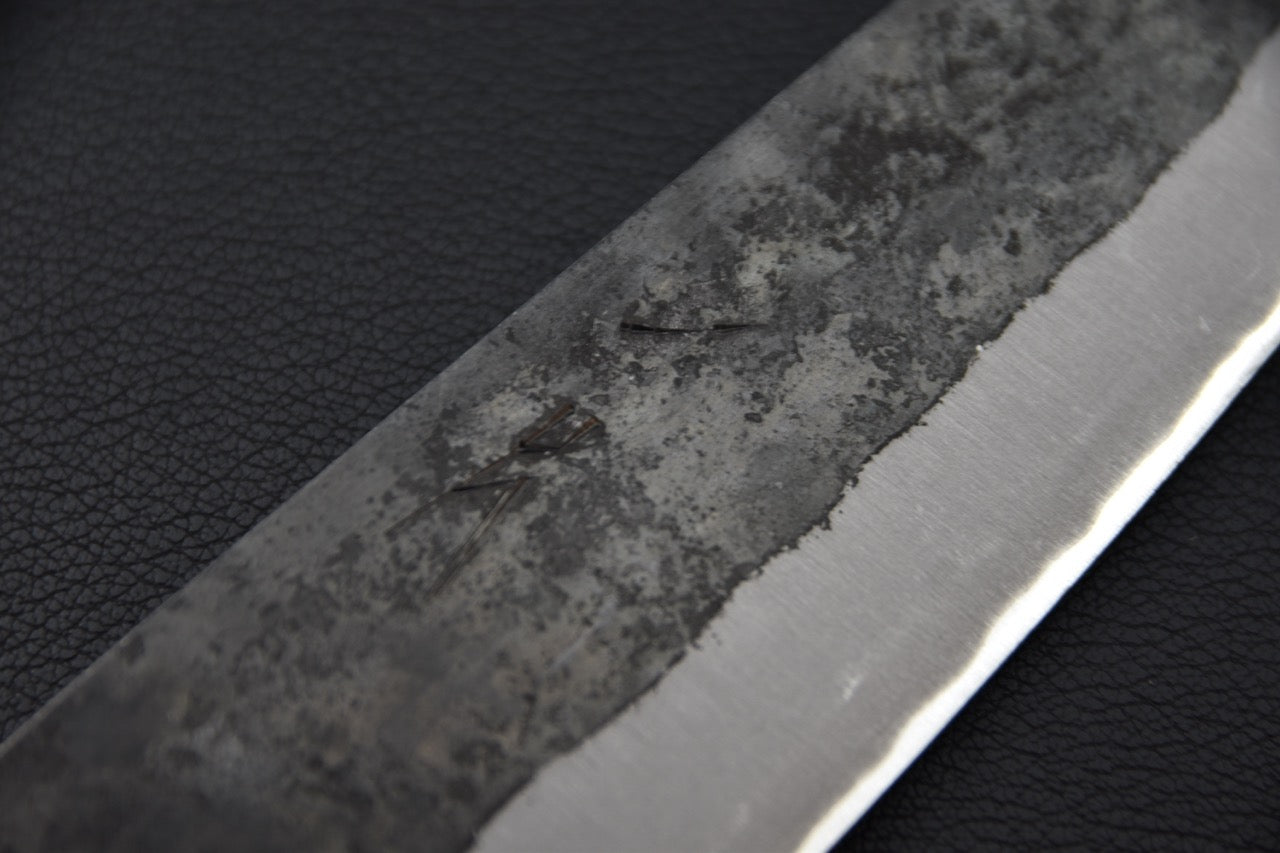 Détail de la gravure sur la lame du couteau japonais Bunka Hitohira Harima, acier Aogami #2.