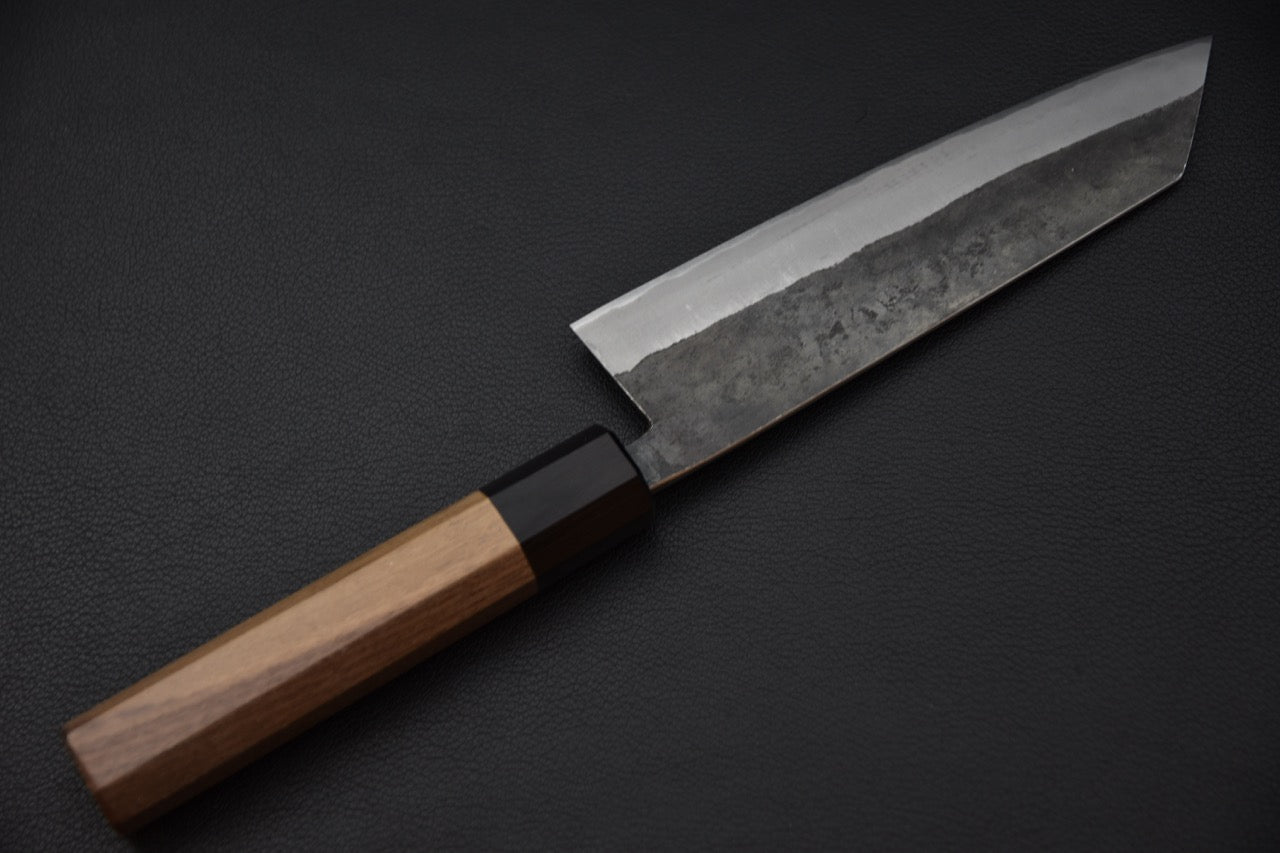 Vue arrière du couteau japonais Bunka Hitohira Harima, lame kurouchi et manche en noyer.