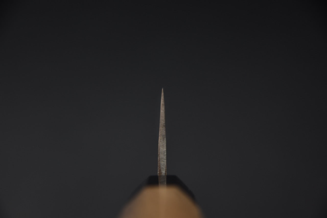 Vue de la pointe fine du couteau japonais Bunka Hitohira Harima, acier Aogami #2.