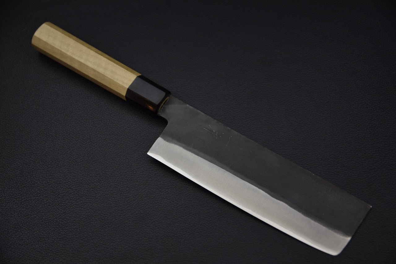 Couteau japonais Hitohira Hizen Aogami #1 Kurouchi Nakiri 165 mm, manche en magnolia, vue complète sur fond noir — Stay Sharp Montréal.