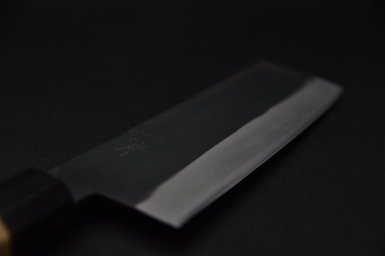 Détail de la lame du couteau japonais Nakiri Hitohira Hizen Aogami #1 Kurouchi montrant la finition kurouchi — Stay Sharp Montréal.