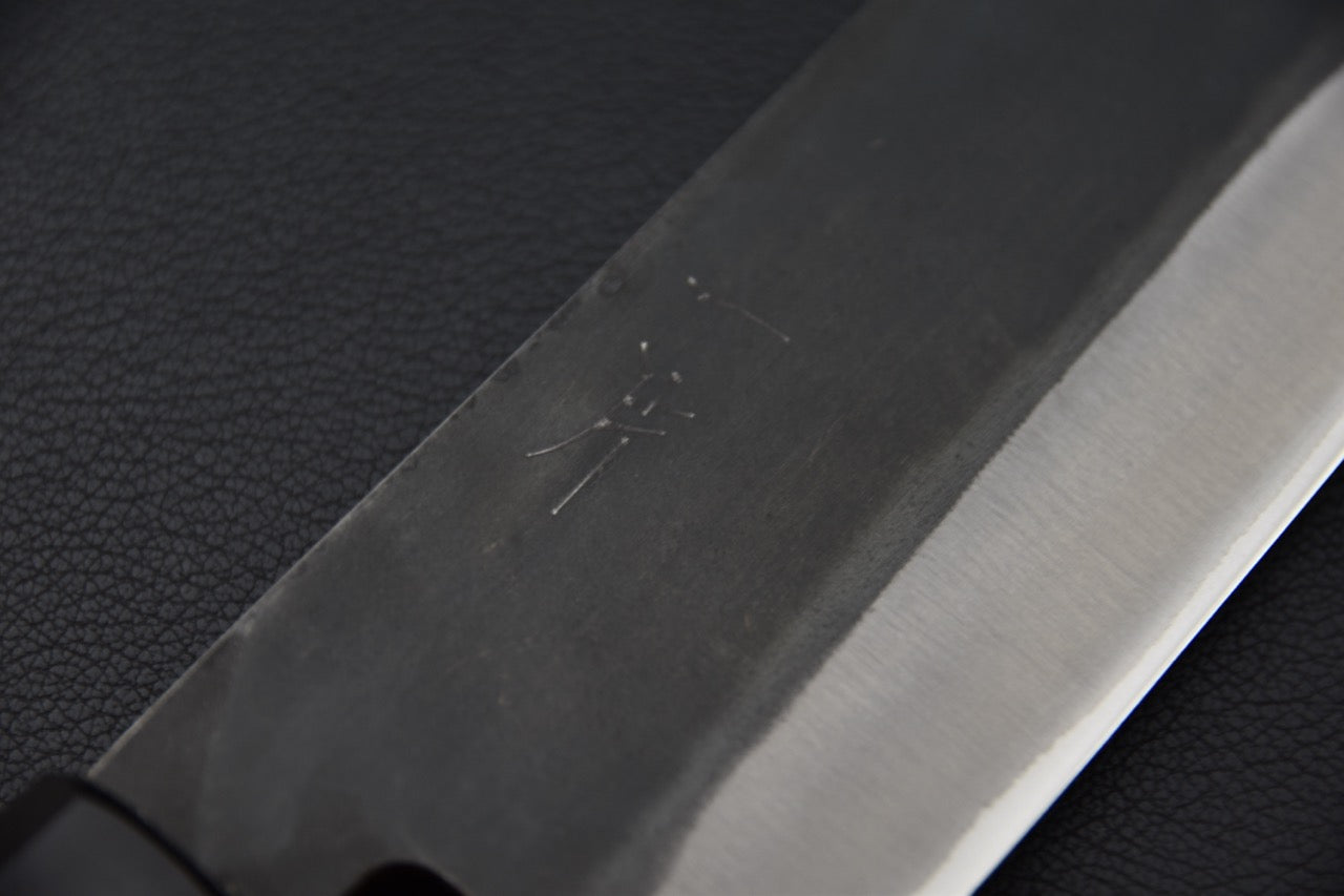 Gravure du kanji sur la lame du couteau japonais Hitohira Hizen Aogami #1 Kurouchi Nakiri — Stay Sharp Montréal.