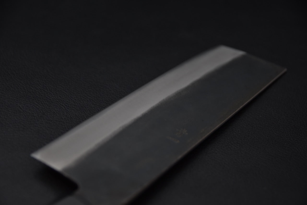 Gros plan sur la surface polie et le contraste de la finition kurouchi du couteau japonais Nakiri — Stay Sharp Montréal.