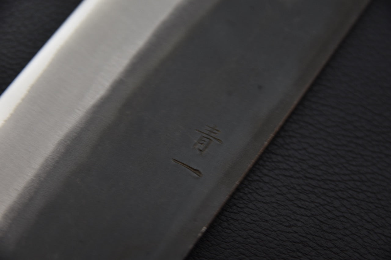 Détail du marquage Aogami #1 sur la lame du couteau japonais Hitohira Hizen — Stay Sharp Montréal.