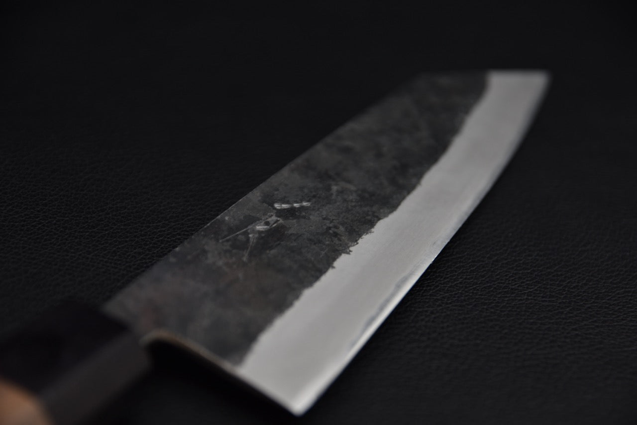 Lame du couteau japonais Bunka Hitohira Blue #2 avec finition kurouchi et tranchant poli