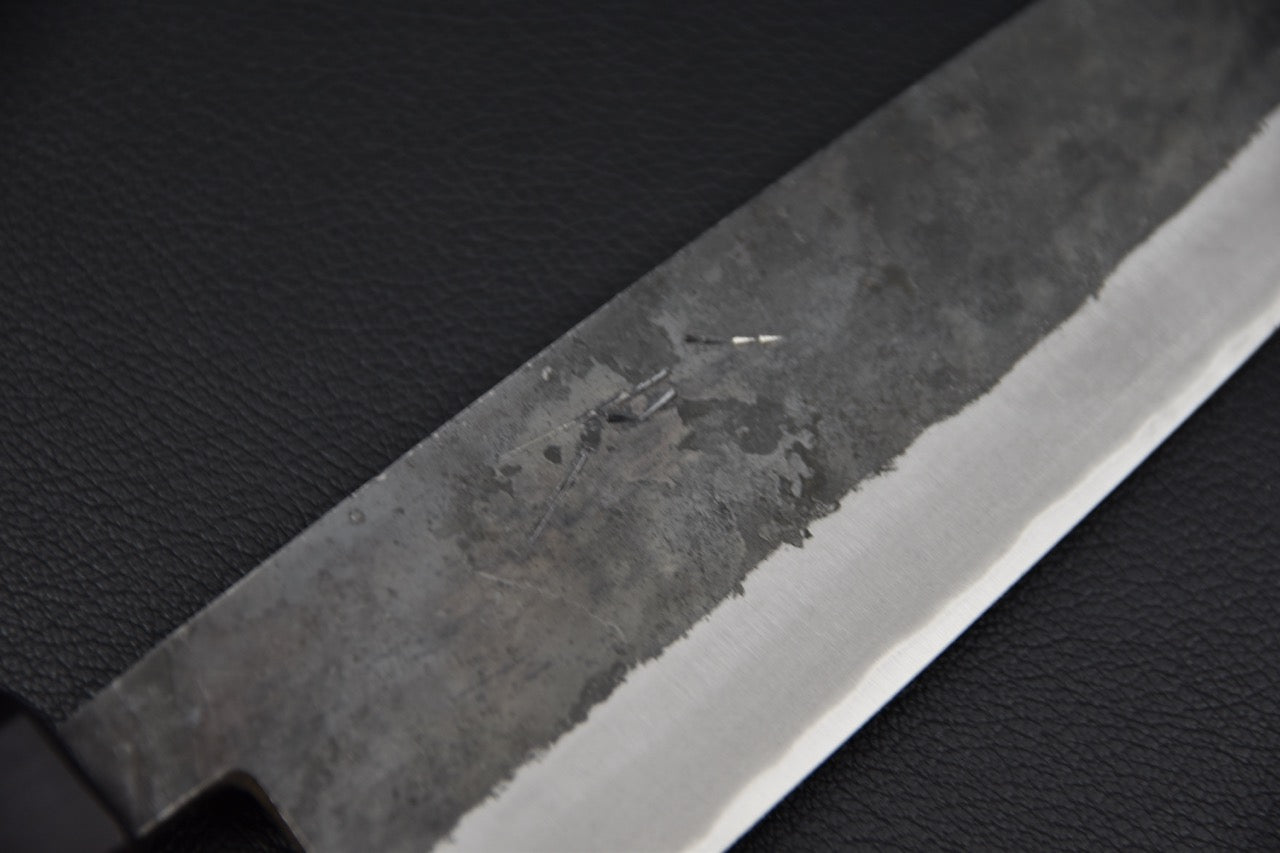 Détail du tranchant en acier carbone Blue #2 du couteau japonais Bunka