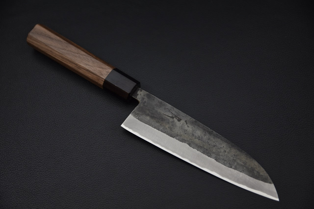 Couteau japonais Santoku Hitohira Harima Blue #2 Kurouchi avec manche en noyer, vue complète sur fond noir.