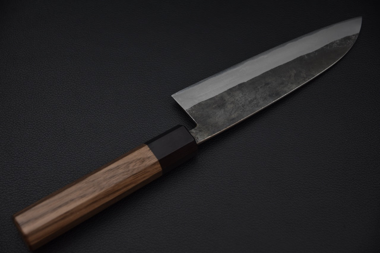 Vue complète du couteau japonais Hitohira Harima Blue #2 Kurouchi Santoku, lame vers la droite.