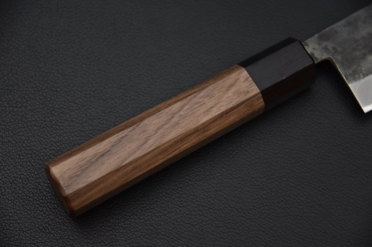 Manche octogonal en noyer et ferrule en pakka noir du couteau japonais Hitohira Harima Blue #2 Kurouchi.