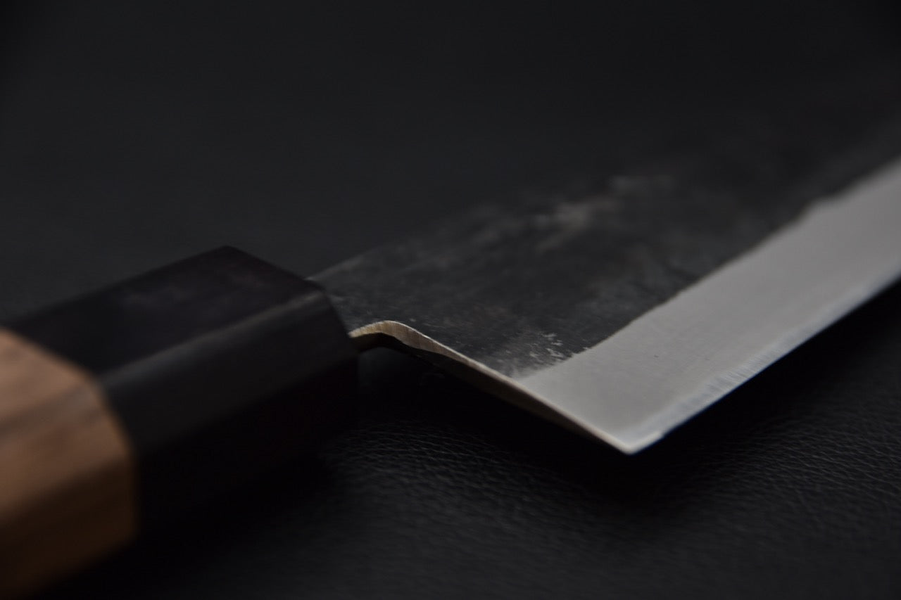 Détail du talon de la lame du couteau japonais Hitohira Harima Blue #2 Kurouchi Santoku.